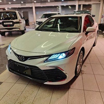 İyi bir fiyat. 2024 Toyota Camry 2.5Q Çift Motorlu 2.5HQ Amiral Gemisi Hibrit Benzinli Otomobil GAC 2WD El Düzenleme Arka Görünüm Aynası ile çevrimiçi